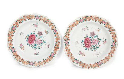 null DEUX ASSIETTES en porcelaine de la Famille rose polylobées, à décor de branchages...