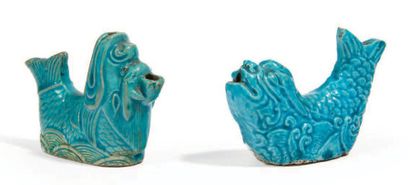 null DEUX COMPTE-GOUTTES en forme de poisson en porcelaine émaillée turquoise.
Chine,...