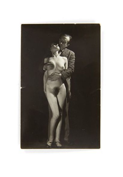 [Paul éluard]. Portrait de Paul Éluard en pied enlaçant une femme nue. Sans date...