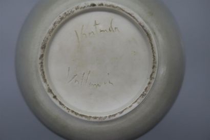 null VALLAURIS - KERTANDA 
Vase ovoide, en céramique craquelée de couleur grise....