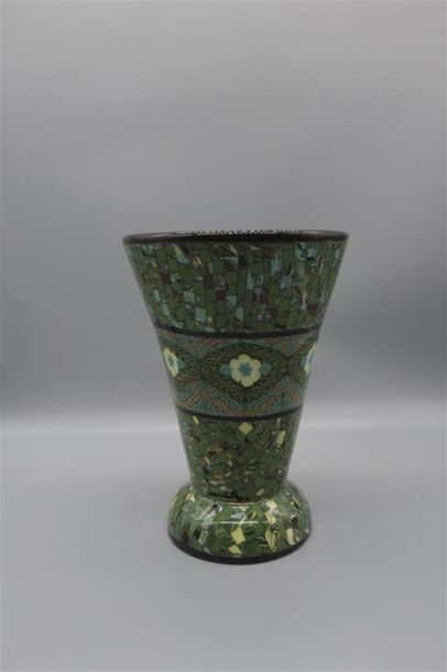 null Jean GERBINO (1876-1966) - VALLAURIS
Vase évasé sur talon en céramique mosaïquée,...