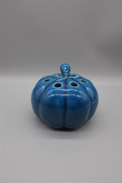 null Pique-fleurs. 
Céramique craquelée et vernissée de couleur bleue.
H.10 cm D...