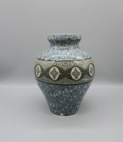 null Jean GERBINO (1876-1966) - VALLAURIS
Vase balustre en céramique mosaïquée dans...