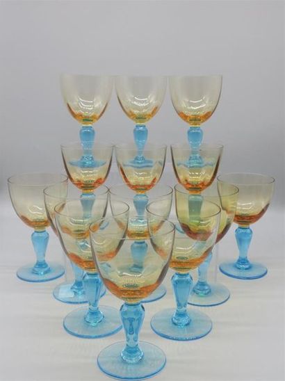 null CRISTALLERIE de PORTIEUX. 
Partie de service de verres modèle GEORGE SAND, pied...