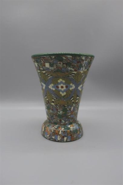 null Jean GERBINO (1876-1966) - VALLAURIS
Vase évasé sur talon, en céramique mosaïquée,...