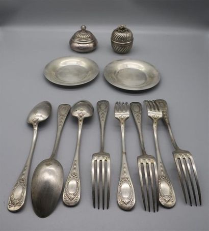 null Ensemble en métal argenté, dont une partie de ménagère comprenant :
5 fourchettes...