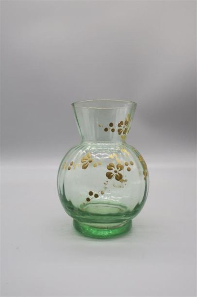 null DAUM NANCY. 
Petit vase boule en verre à col évasé à décor de fleurs dorées....