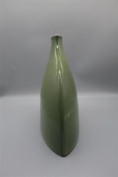 null Vase. 
Céramique craquelée et vernissée de couleur verte. 
H.24 cm L.30 cm P.10,5...