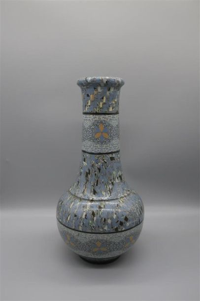 null Jean GERBINO (1876-1966) - VALLAURIS
Vase à base ovoïdale à col allongé en céramique...