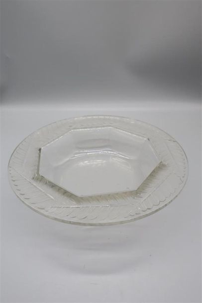 null LALIQUE. 
Coupe ronde en verre à décor de feuillages stylisés. 
D.28 cm.
