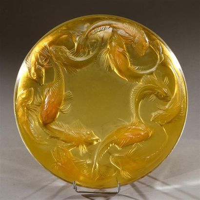 null René LALIQUE (1860-1945) 
Plat " Martigues " (1920). Épreuve en verre jaune...