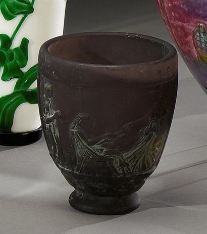 Georges DE FEURE
Vase antique en verre violet...