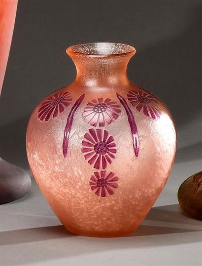 null LEGRAS
Vase sphérique épaulé et col conique. Épreuve en verre rosé à décor de...