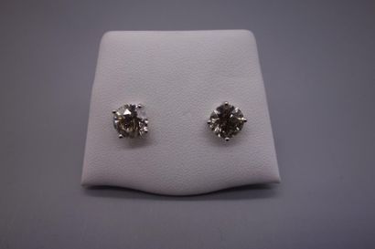 null Paire de clous d'oreilles en or gris 18K (750/oo) ornés d'un diamant taille...