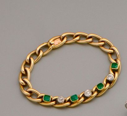 null Bracelet en or jaune 18K (750/oo) à maille gourmette ovale centré de trois diamants...