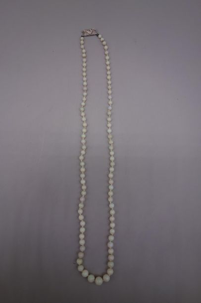 null Collier de perles d'opales en chute, le fermoir en or gris 14K (585/oo) à décor...