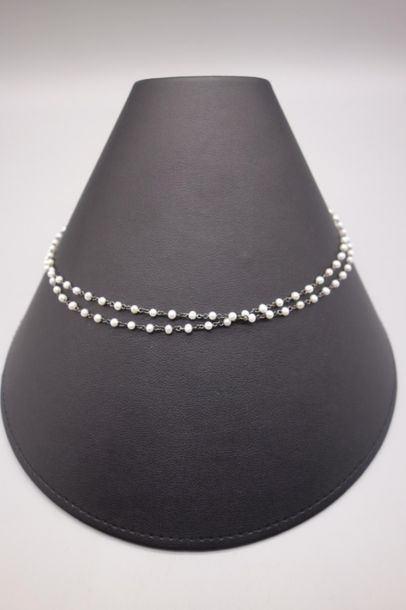 null Sautoir composé de maillons en or noirci 18K (750/oo) alternés de perles de...