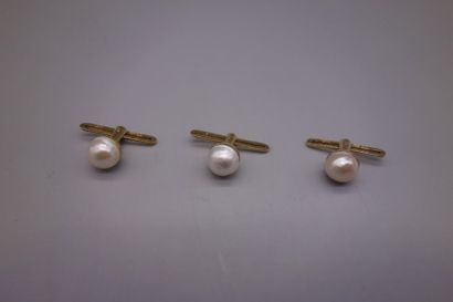 null Parure d'habit en or jaune 18K (750/oo) comportant 3 boutons, chacun agrémenté...