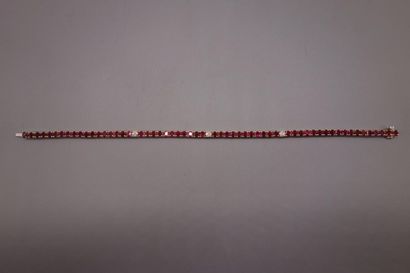 null Bracelet ligne en or jaune 18K (750/oo) serti de rubis ronds calibrant ensemble...