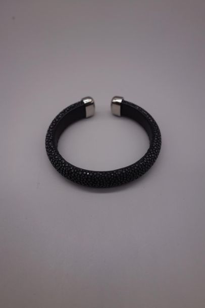 null Bracelet Jonc ouvert en galuchat et cuir noir, les extrémités en métal.