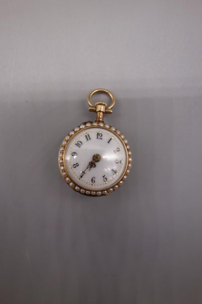 null Montre de col en or jaune 18K (750/oo), la lunette agrémentée de demi perles...