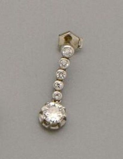 Un pendant d'oreille en or gris 18K (750/oo)...