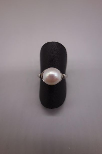 null Bague ancienne en platine (850/oo) centrée d'une perle fine (diamètre 9,3 mm)...