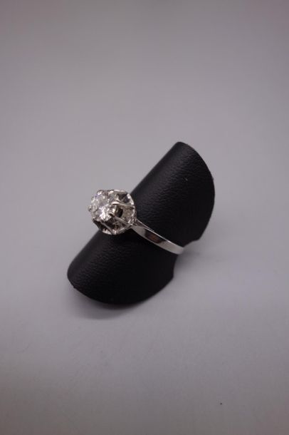 null Bague solitaire en platine (850/oo) sertie d'un diamant taille brillant calibrant...