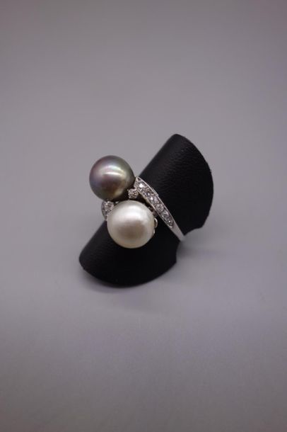 null Bague croisée ancienne en platine (850/oo) sertie de deux importantes perles...