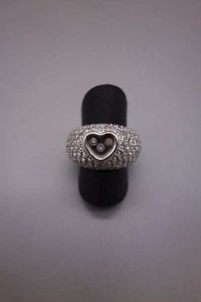 null Bague "Jonc Bombé" en or gris 18K (750/oo) centrée d'un motif de coeur, agrémenté...