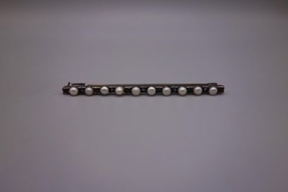 null Broche barrette en argent (800/oo) agrémentée d'une ligne de perles boutons...