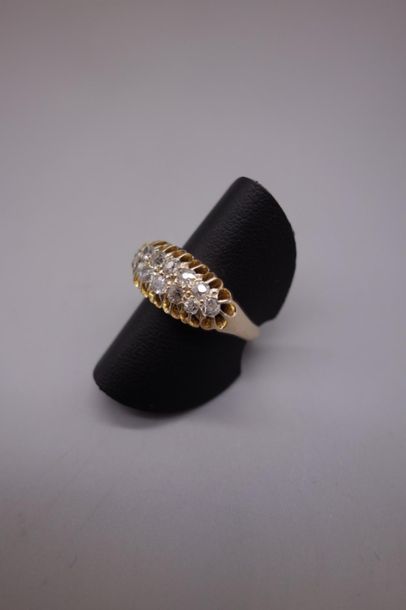 null Bague ancienne en or jaune 14K (585/oo) centrée de deux lignes de diamants taille...