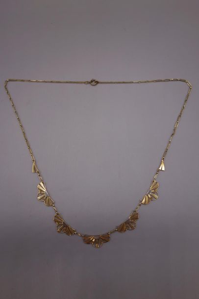 null Collier collerette en or 18K (750/oo) de deux tons centré de motifs polylobés...