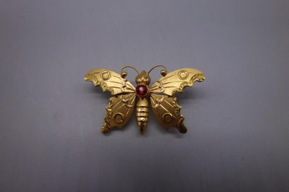 null Broche "Papillon" en or jaune 18K (750/oo) ciselé et satiné, le corps orné d'un...