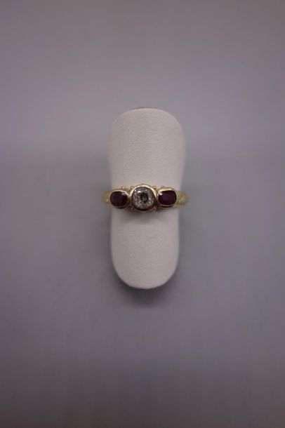 null Bague en or jaune 14K (585/oo) à décor ciselé et ajouré serti d'un diamant taille...