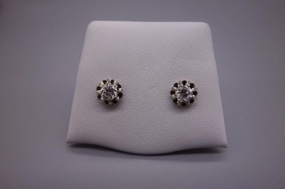 null Paire de clous d'oreilles en or gris 18K (750/oo) centrés chacun d'un diamant...