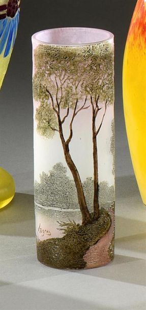 null LEGRAS
Vase tubulaire en verre blanc. Décor d'un paysage forestier lacustre...