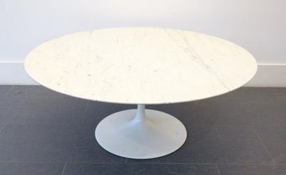null TRAVAIL CONTEMPORAIN
Table basse d'après le modèle Tulipe d'Eero Saarinen à...