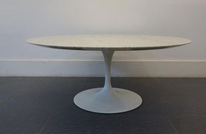 null TRAVAIL CONTEMPORAIN
Table basse d'après le modèle Tulipe d'Eero Saarinen à...
