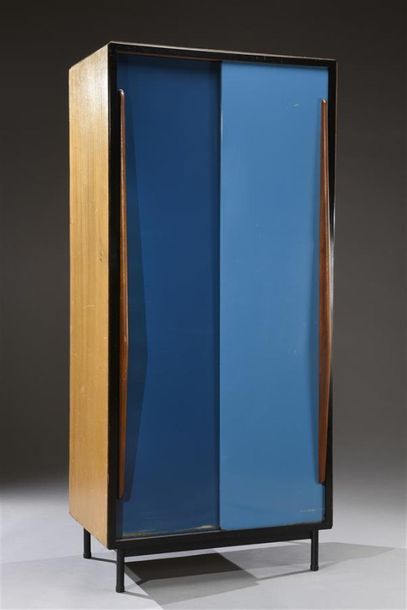 null Willy van der Meeren (1923 - 2002)
Armoire à corps quadrangulaire ouvrant par...