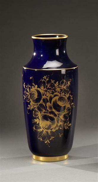 null M. CAFFY - LIMOGES
Vase en porcelaine à corps balustre épaulé entièrement recouvert...