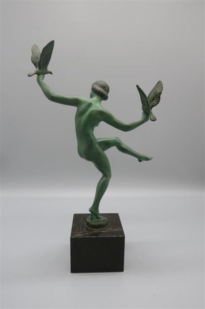 null BRIAND
" Femme aux deux oiseaux ". 
Épreuve en bronze à patine verte antique...