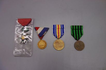 null ORDRE DE LA LEGION D'HONNEUR. Croix de chevalier, une médaille commémorative...