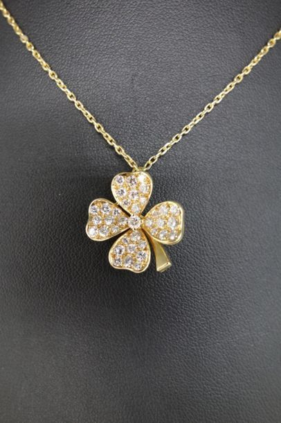 null Pendentif trèfle à quatre feuilles en or jaune 18K (750/oo) pavé de diamants...