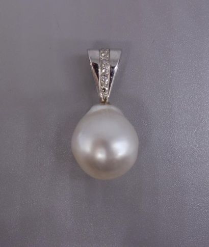 null Pendentif orné d'une perle de culture baroque en goutte (diamètre 12/13 mm),...