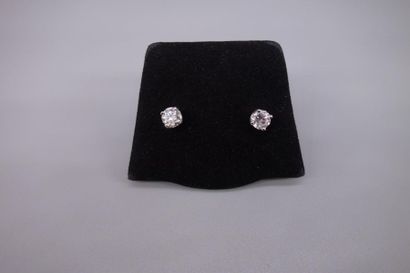 null Paire de clous d'oreilles en or gris 18K (750/oo) sertis de deux diamants taille...