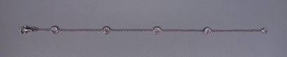 null Bracelet en or gris 18K (750/oo) formé d'une chaînette maille forçat entrecoupée...