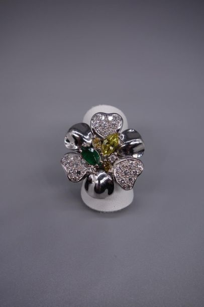 null Bague "Fleur" en or gris 18K (750/oo) ornée de trois diamants jaune taille navette,...