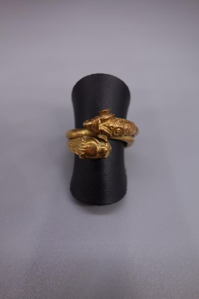 null Bague en or jaune 18K (750/oo) ciselé à double enroulement ornée d'une tête...