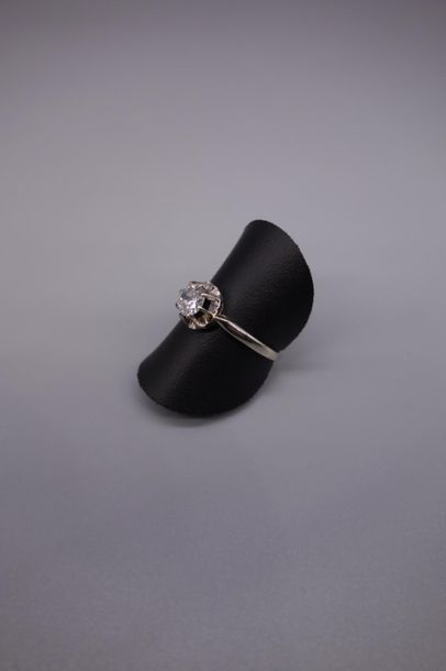 null Bague solitaire en or gris 18K (750/oo) centrée d'un diamant taille brillant...